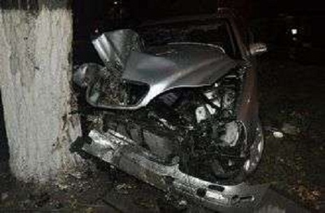 Avtomobil ağaca çırpıldı: ölən və yaralanan var